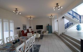 6 Bedroom House For Sale in Dolphin Beach