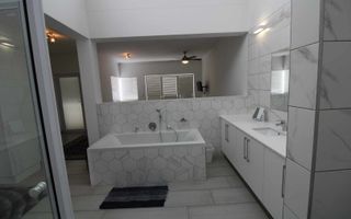 6 Bedroom House For Sale in Dolphin Beach