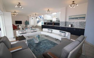 6 Bedroom House For Sale in Dolphin Beach
