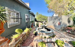 4 Bedroom House For Sale in Luxury Hill