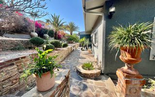 4 Bedroom House For Sale in Luxury Hill