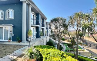 4 Bedroom House For Sale in Luxury Hill