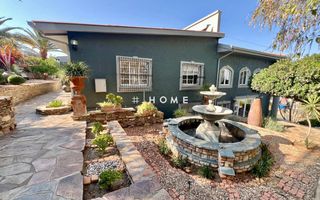 4 Bedroom House For Sale in Luxury Hill