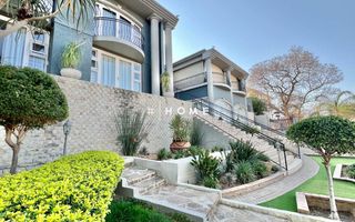 4 Bedroom House For Sale in Luxury Hill