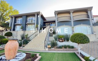 4 Bedroom House For Sale in Luxury Hill