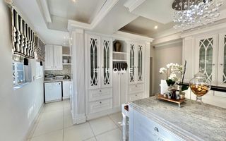 4 Bedroom House For Sale in Luxury Hill