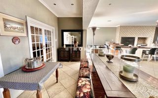 4 Bedroom House For Sale in Luxury Hill