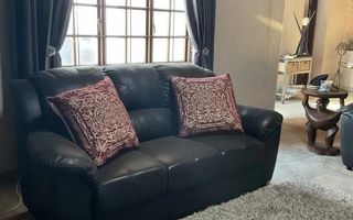 5 Bedroom House For Sale in Henties Bay Central