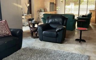 5 Bedroom House For Sale in Henties Bay Central