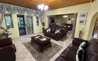 4 Bedroom House For Sale in Kleine Kuppe