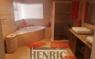 4 Bedroom House For Sale in Vogelstrand