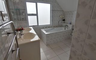 5 Bedroom House For Sale in Ocean View