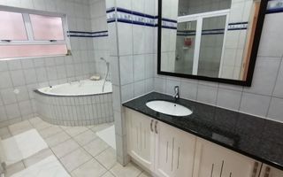 5 Bedroom House For Sale in Ocean View