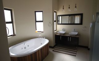 5 Bedroom House For Sale in Vogelstrand