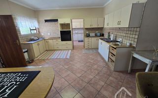 4 Bedroom House For Sale in Henties Bay Central, Henties Bay