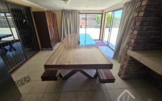 4 Bedroom House For Sale in Henties Bay Central, Henties Bay