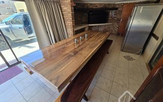 4 Bedroom House For Sale in Henties Bay Central, Henties Bay