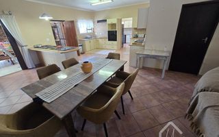 4 Bedroom House For Sale in Henties Bay Central, Henties Bay