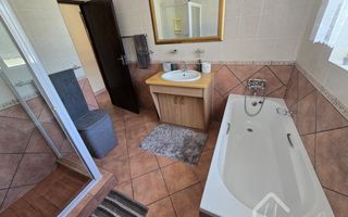 4 Bedroom House For Sale in Henties Bay Central, Henties Bay