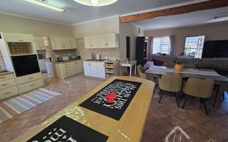 4 Bedroom House For Sale in Henties Bay Central, Henties Bay