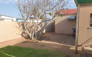3 Bedroom House For Sale in Henties Bay Central