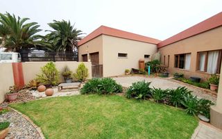 3 Bedroom House For Sale in Henties Bay Central