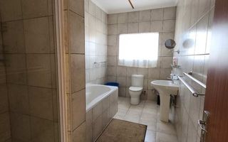 5 Bedroom House For Sale in Henties Bay Central