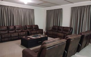 5 Bedroom House For Sale in Henties Bay Central