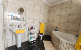 5 Bedroom House For Sale in Henties Bay Central