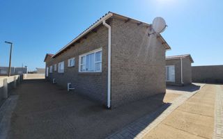 5 Bedroom House For Sale in Henties Bay Central