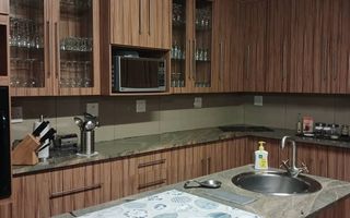 5 Bedroom House For Sale in Henties Bay Central