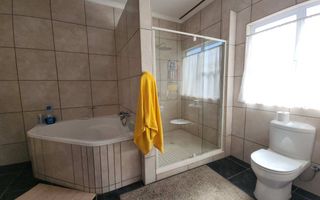 5 Bedroom House For Sale in Henties Bay Central