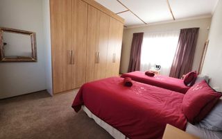 5 Bedroom House For Sale in Henties Bay Central