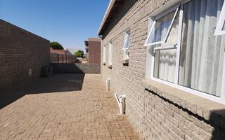 5 Bedroom House For Sale in Henties Bay Central