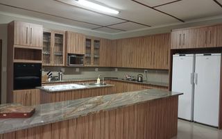 5 Bedroom House For Sale in Henties Bay Central