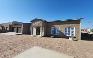 5 Bedroom House For Sale in Henties Bay Central