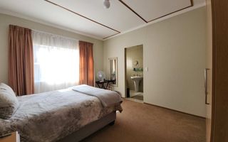 5 Bedroom House For Sale in Henties Bay Central