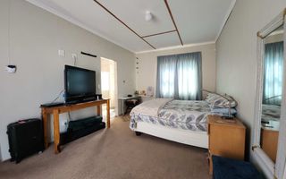 5 Bedroom House For Sale in Henties Bay Central