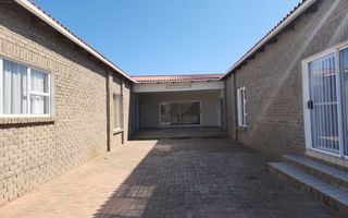 5 Bedroom House For Sale in Henties Bay Central