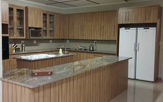 5 Bedroom House For Sale in Henties Bay Central