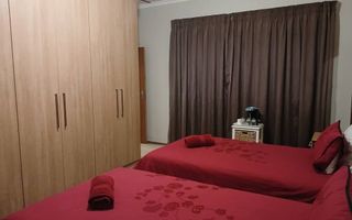 5 Bedroom House For Sale in Henties Bay Central