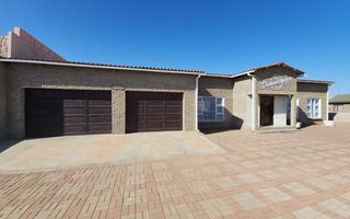 5 Bedroom House For Sale in Henties Bay Central