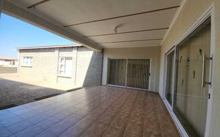 5 Bedroom House For Sale in Henties Bay Central