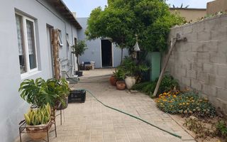 3 Bedroom House For Sale in Henties Bay Central