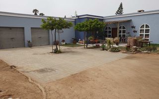 3 Bedroom House For Sale in Henties Bay Central