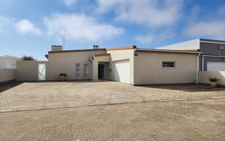 3 Bedroom House For Sale in Sunbay, Henties Bay