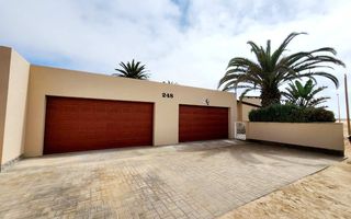 4 Bedroom House For Sale in Henties Bay Central, Henties Bay
