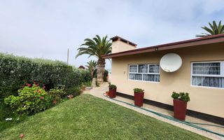 4 Bedroom House For Sale in Henties Bay Central, Henties Bay