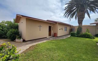 4 Bedroom House For Sale in Henties Bay Central, Henties Bay