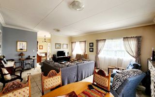 4 Bedroom House For Sale in Henties Bay Central, Henties Bay